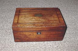 c1860\'s VERY UNUSUAL FINE QUALITY WEIGHTED MAHOGANY BOXED CHESS SET