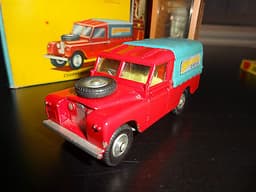 Corgi Gift Set no 19 Chipperfields Land-Rover with Elephant and Cage on Trailer