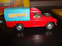 Corgi Gift Set no 19 Chipperfields Land-Rover with Elephant and Cage on Trailer