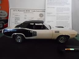 Danbury Mint 1:24 scale 1971 Plymouth Hemi Cuda Convertible in Sno White