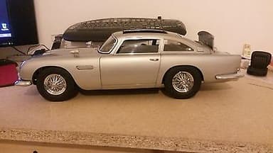 James Bond 007 Aston Martin DB5 1/8 SCALE