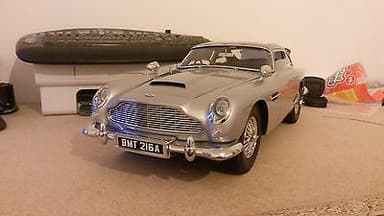 James Bond 007 Aston Martin DB5 1/8 SCALE