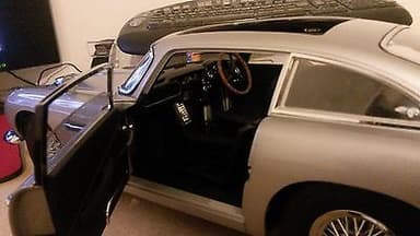 James Bond 007 Aston Martin DB5 1/8 SCALE