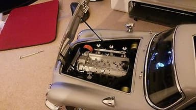 James Bond 007 Aston Martin DB5 1/8 SCALE