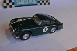 Scalextric Perfect green ASTON MARTIN DB4 + LIGHTS \'64 Fr. Slot car 100% origin
