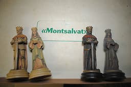 Vintage Anri, hand crafted, Maplewood colour painted chess set.