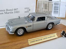 DANBURY MINT JAMES BOND 007 ASTON MARTIN DB5 with ORIGINAL BOXES and OAK DISPLAY