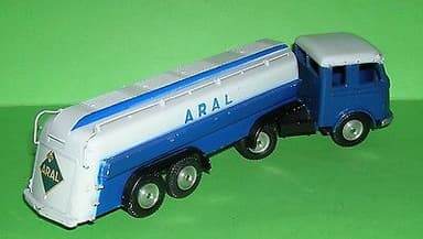 Marklin #8032 Mercedes Articulated "ARAL" Tanker