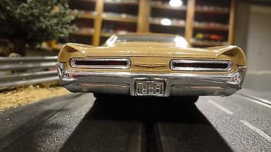 MPC 1/24 1966 Bonneville Slot Car with Dynamic 8 lug Pontiac wheels Near perfect