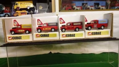 4 Corgi Chipperfield Landrovers