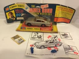 Corgi 270 James Bond Aston Martin DB5 With original WINGED BOX Instructions Etc