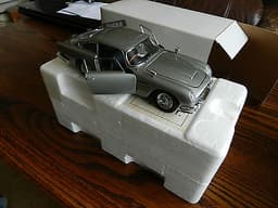 DANBURY MINT- ASTON MARTIN DB5 James bond 007 1:24