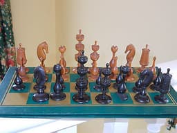 ANTIQUE CHESS SET,9.2 cm KING, BOXWOOD & EBONY, A/F