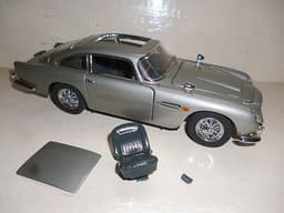 BOXED JAMES BOND DANBURY MINT ASTON MARTIN DB5 1:24 SCALE CETIFICATE/PAPERWORK