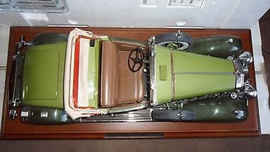 DANBURY MINT 1:12 1930 CADILLAC V16 ROADSTER with PLINTH & ACCESSORIES.