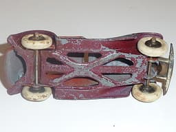 Pre war Dinky 24e Super Streamlined saloon. First chassis. Tootsie wheels.