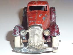 Pre war Dinky 24e Super Streamlined saloon. First chassis. Tootsie wheels.