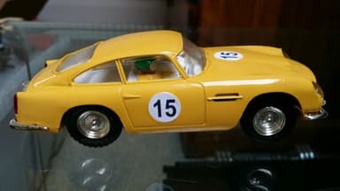 Scalextric aston martin yellow superb condition
