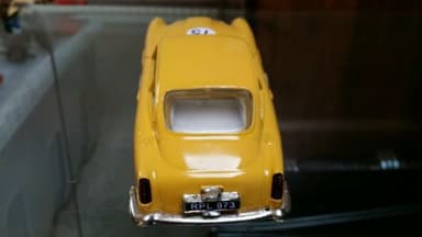 Scalextric aston martin yellow superb condition