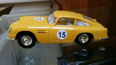 Scalextric aston martin yellow superb condition