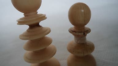 ORIGINAL GEORGE III 1812 ANTIQUE "CATTLE BONE" STAINED CHESS SET ELIZABETH SMITH
