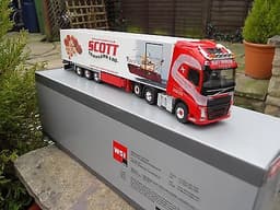 WSI SCOTT TRAWLERS VOLVO FH4 GLOBETROTTER XL TAG AXLE & CHEREAU FRIDGE TRAILER