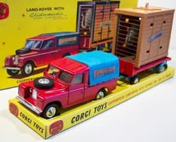 Chipperfields Circus Land Rover with Elephant and Cage Gift Set by Corgi Toys