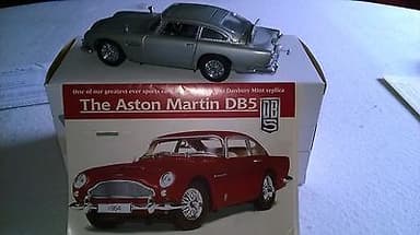Aston Martin DB5 1/24th Scale passenger Diecast Car by Danbury Mint replica