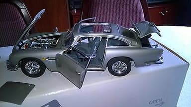 Aston Martin DB5 1/24th Scale passenger Diecast Car by Danbury Mint replica