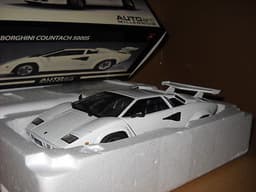 AUTOART 1:18 LAMBORGHINI COUNTACH IN WHITE BRAND NEW MINT SOLD OUT MEGA RARE