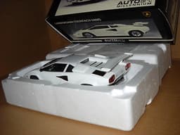 AUTOART 1:18 LAMBORGHINI COUNTACH IN WHITE BRAND NEW MINT SOLD OUT MEGA RARE