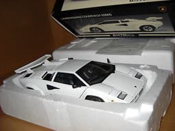 AUTOART 1:18 LAMBORGHINI COUNTACH IN WHITE BRAND NEW MINT SOLD OUT MEGA RARE