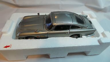 Danbury Mint James Bond Aston Martin DB5 1:24 model