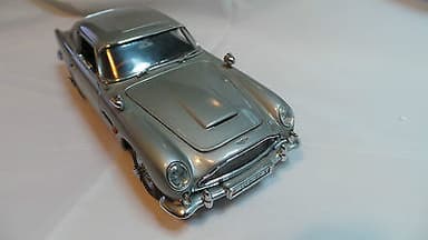 Danbury Mint James Bond Aston Martin DB5 1:24 model