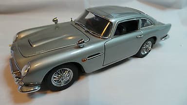 Danbury Mint James Bond Aston Martin DB5 1:24 model