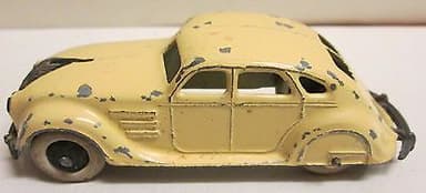 Dinky Toys, pre-war 30a Chrysler \'Airflow\' Saloon (5)