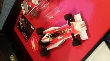 Scalextric Classic Collection McLaren M23 James Hunt & Ferrari 312T2 Niki Lauda