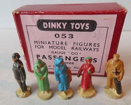 VINTAGE DINKY HORNBY DUBLO BOXED LOT OF FIVE METAL STATION PASSENGER FIGURES
