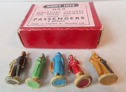 VINTAGE DINKY HORNBY DUBLO BOXED LOT OF FIVE METAL STATION PASSENGER FIGURES