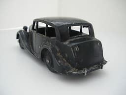 VINTAGE DINKY TOY TRIUMPH SALOON CAR