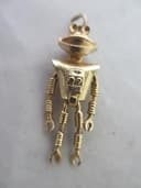 VINTAGE ENGLISH CHARM 1977 9ct YELLOW GOLD MOVING CADBURYS SMASH MARTIAN ROBOT