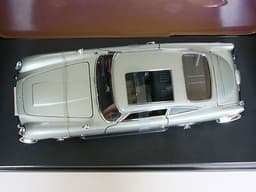 AUTOART 1:18 ASTON MARTIN DB5 WEAPONS / GADGETS JAMES BOND 007 GOLDFINGER RARE