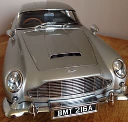BUILD YOUR OWN JAMES BOND 007 1:8 ASTON MARTIN DB5 CAR MINT FULLY WORKING BUILT