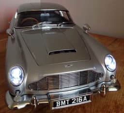 BUILD YOUR OWN JAMES BOND 007 1:8 ASTON MARTIN DB5 CAR MINT FULLY WORKING BUILT