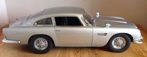 BUILD YOUR OWN JAMES BOND 007 1:8 ASTON MARTIN DB5 CAR MINT FULLY WORKING BUILT