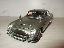 Danbury Mint James Bonds Aston Martin DB5 Diecast Model 1:24 Scale.