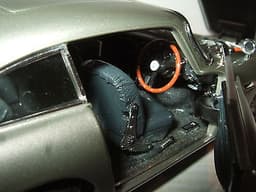 Danbury Mint James Bonds Aston Martin DB5 Diecast Model 1:24 Scale.