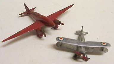 Dinky Toys pre-war Aircraft x2 60g DH Comet 60p Gloucester Gladiator