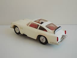 A VINTAGE SCALEXTRIC C97 JAMES BOND ASTON MARTIN BD4 GT CAR - VERY GOOD COND