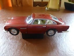 Danbury Mint 1964 Aston Martin DB5 Coupe 1:24 Scale Die Cast Metal Model Car